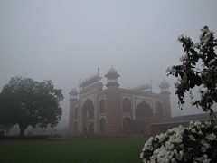 Agra030_TajMahal_FirstGate