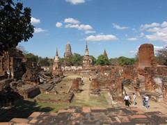 Ayutthaya364_WatMahathat_ClimbingUp