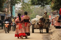 Vietnam0359_BacHa_MainStreet