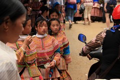 Vietnam0896_BacHa_TextileMarket