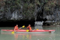 Vietnam4474_HaLong_Kayak