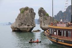 Vietnam5047_HaLong_KissingRocks