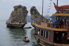 Vietnam5052_HaLong_KissingRocks