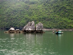 Vietnam5095_HaLong_KissingRocks